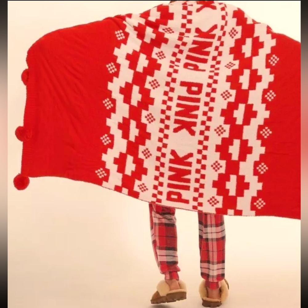 NWT PINK VICTORIAS SECRET RED AND WHITE MARSHMALLOW BLANKET